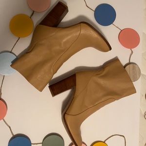 CHINESE LAUNDRY LEATHER BOOTIES